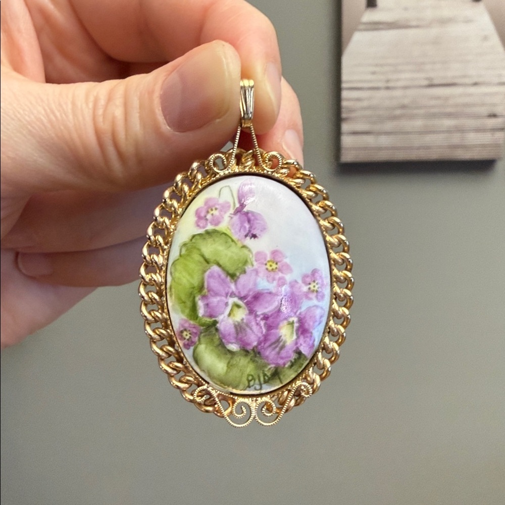 Vintage 1970s Hand Painted Ceramic Cabochon Rolled Gold African Violets Pendant - Picture 2 of 8